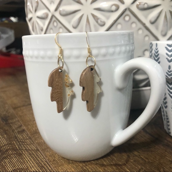 Wood and resin leaf earrings with gold flakes - Picture 2 of 2